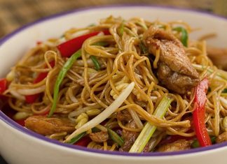 chow mein de pollo y vegetales