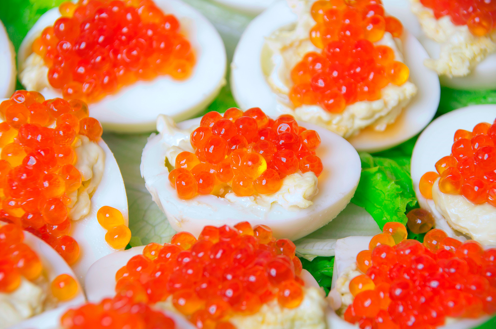 Huevos rellenos con caviar rojo y pimentón en un plato para la mesa de  pascua de aperitivo, vista superior, espacio de copia. plato tradicional  para felices fiestas de pascua.